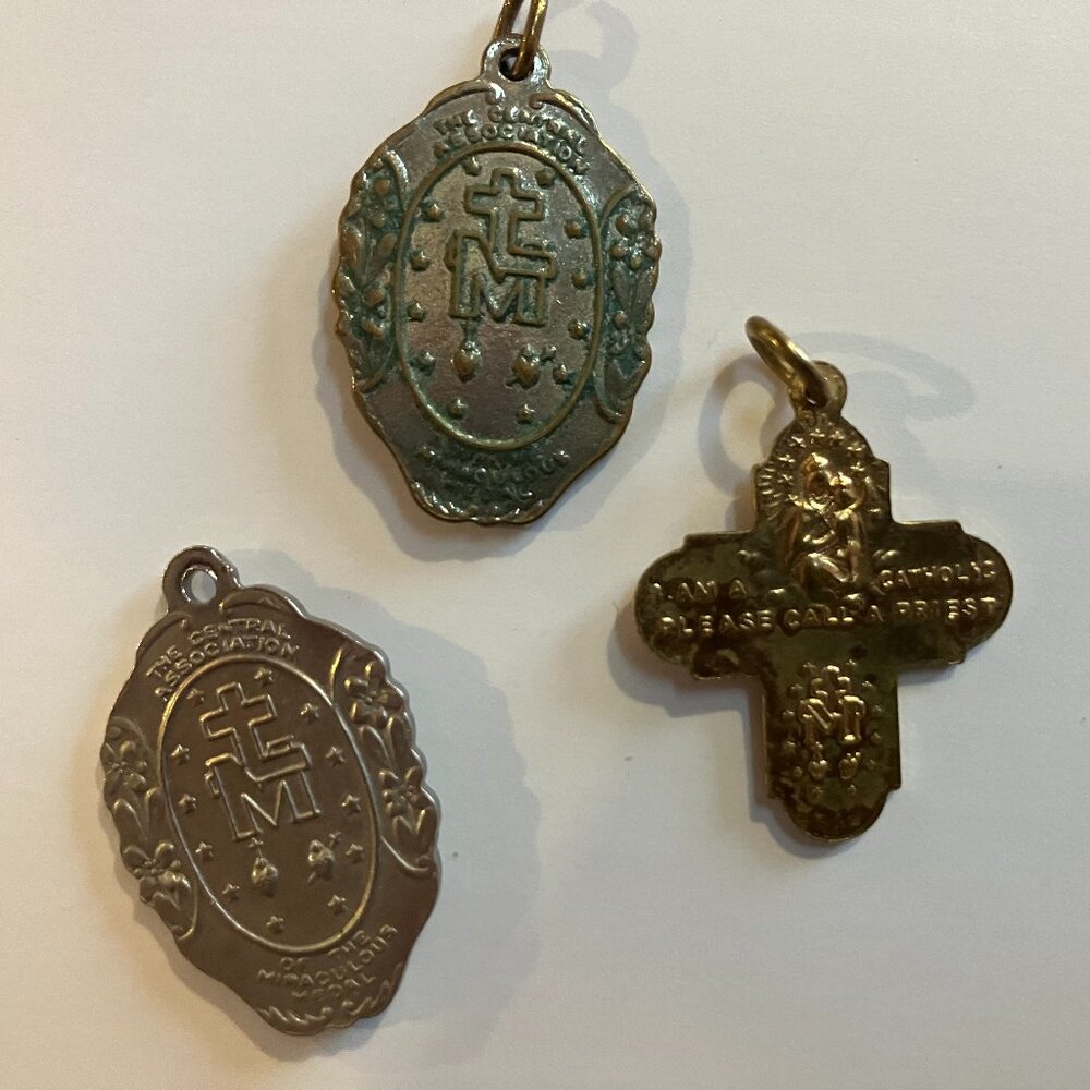 Vintage Religious Jewelry Lot – Sterling Silver Heart, Rosary, Medals, Crosses - Picture 5 of 9